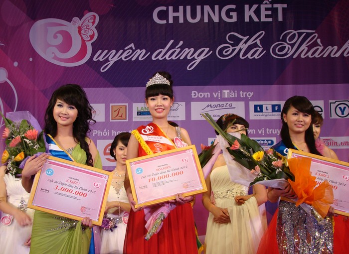Những nụ cườ rạng ngời trên môi ba cô gái đạt danh hiệu cao nhất của cuộc thi